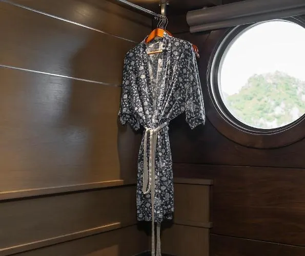 Ambassador Signature Cruise - Lan Ha Bay Hạ Long
