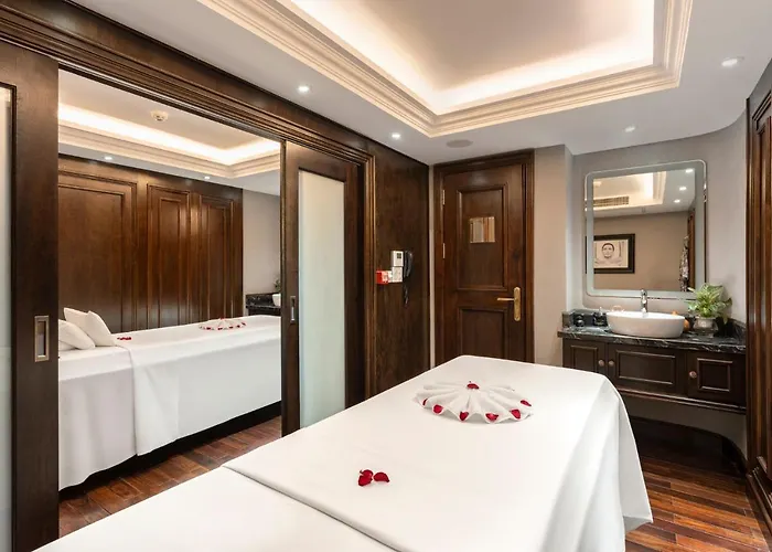  Ambassador Signature Cruise - Lan Ha Bay